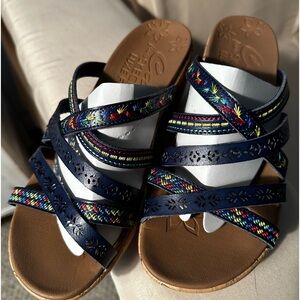 Gorgeous NEW navy blue/multi Sketchers Beverlee wedge sandals in 7.5 wide